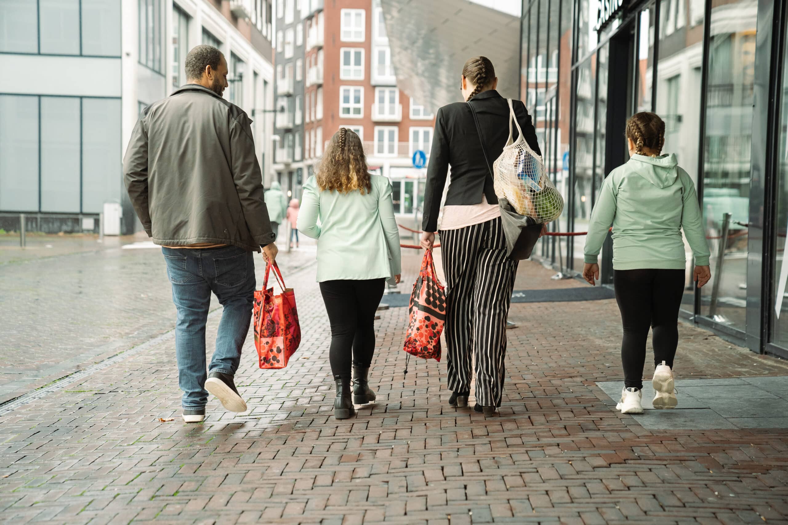 Ouders die met kinderen boodschappen doen